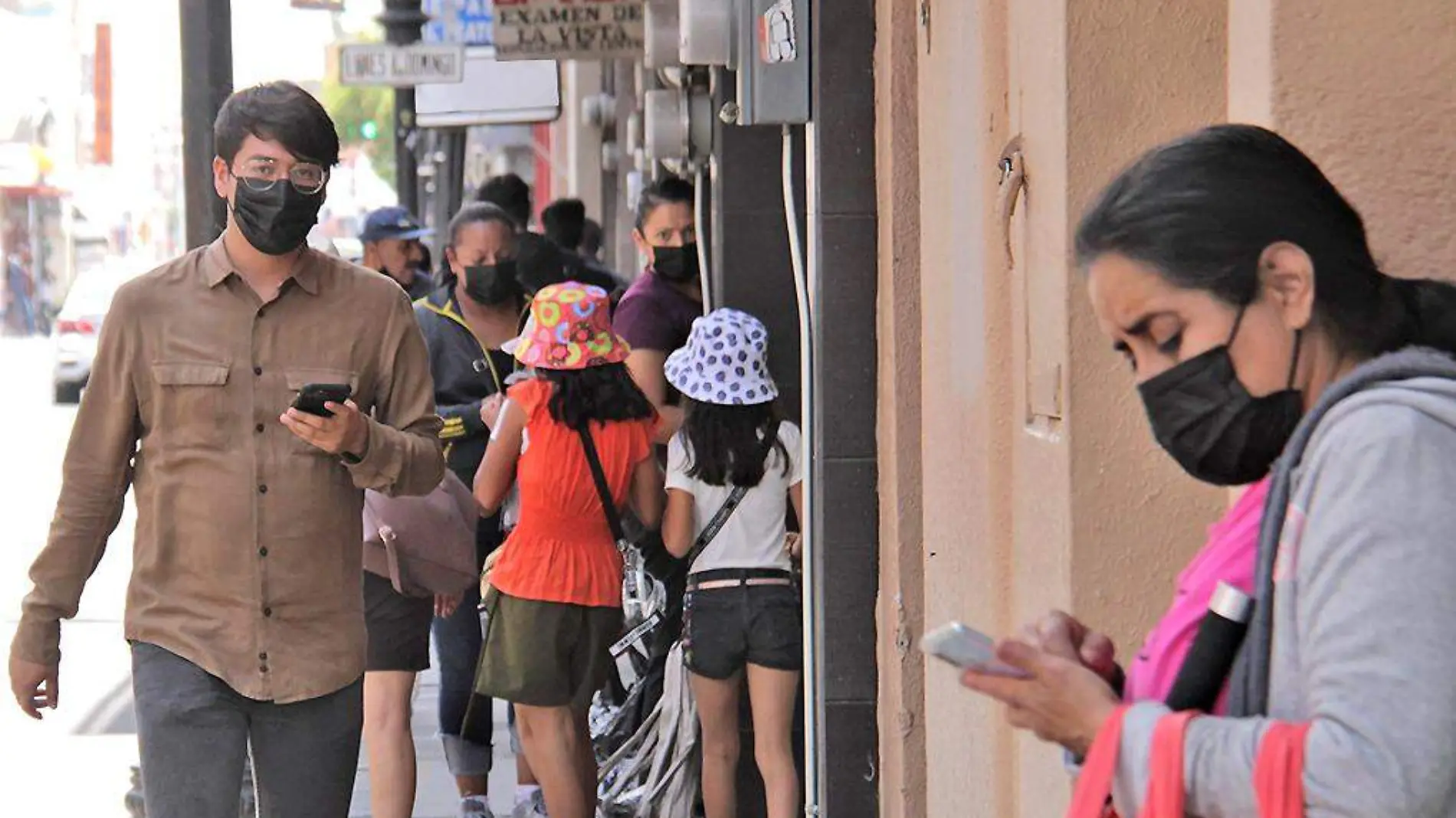 personas con cubrebocas ciudadanos